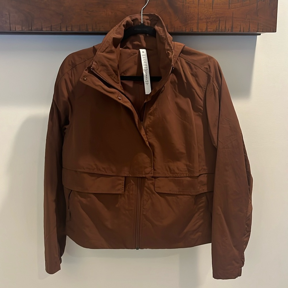 Lululemon rain jacket short with hood that can be rolled up